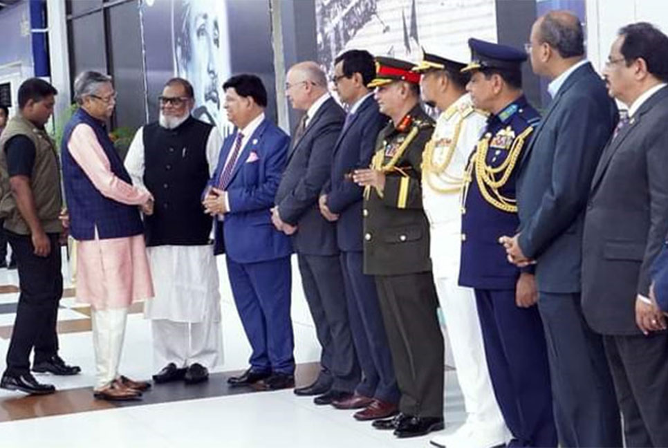 হজ পালন শেষে দেশে ফিরেছেন রাষ্ট্রপতি