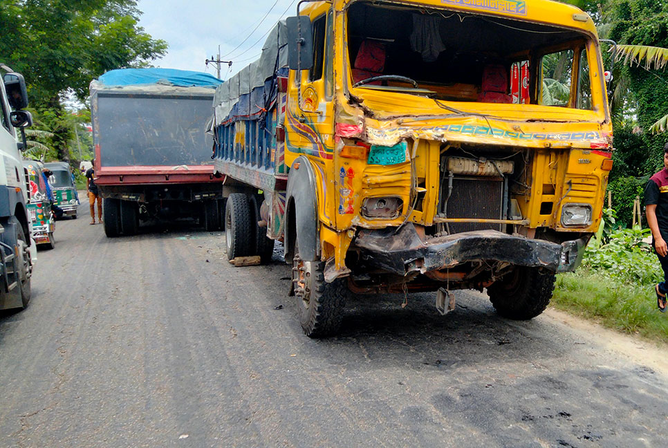 লক্ষ্মীপুরে পৃথক সড়ক দুর্ঘটনায় চালকসহ নিহত ২