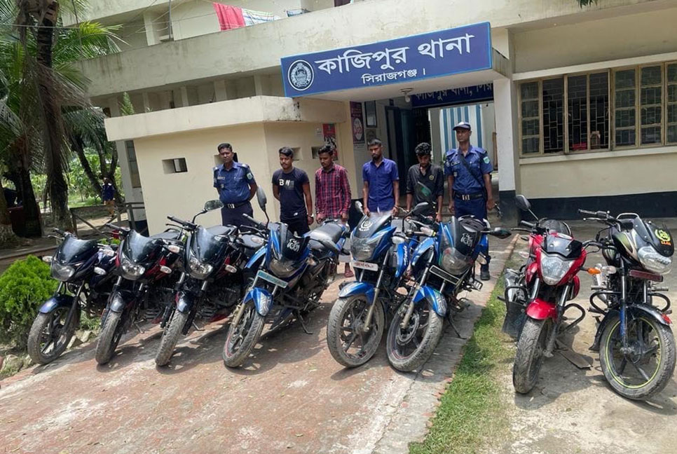 কাজিপুরে চোরাই মোটরসাইকেলসহ আটক ৪