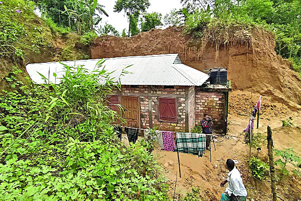 টিলার নিচে ঝুঁকিপূর্ণ বাস
