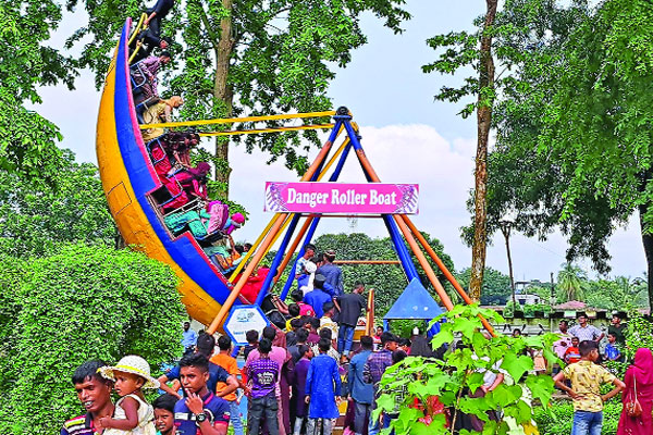 বিনোদন কেন্দ্রে উপচে পড়া ভিড়