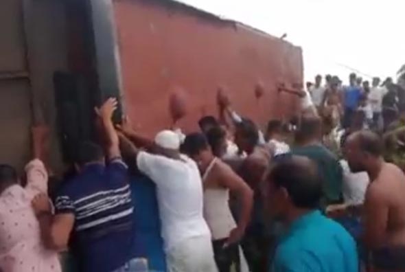 ফুলপুরে বাস খাদে পড়ে হেলপার নিহত, গুরুতর আহত ৬ 