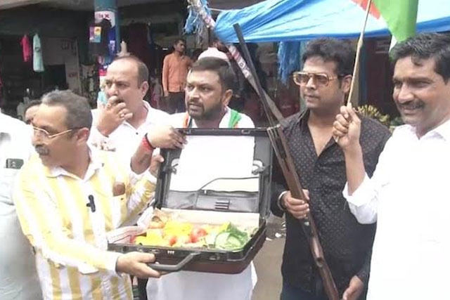 দাম বৃদ্ধির প্রতীকি প্রতিবাদ: ব্রিফকেসে টমেটো রেখে বন্দুক দিয়ে পাহারা