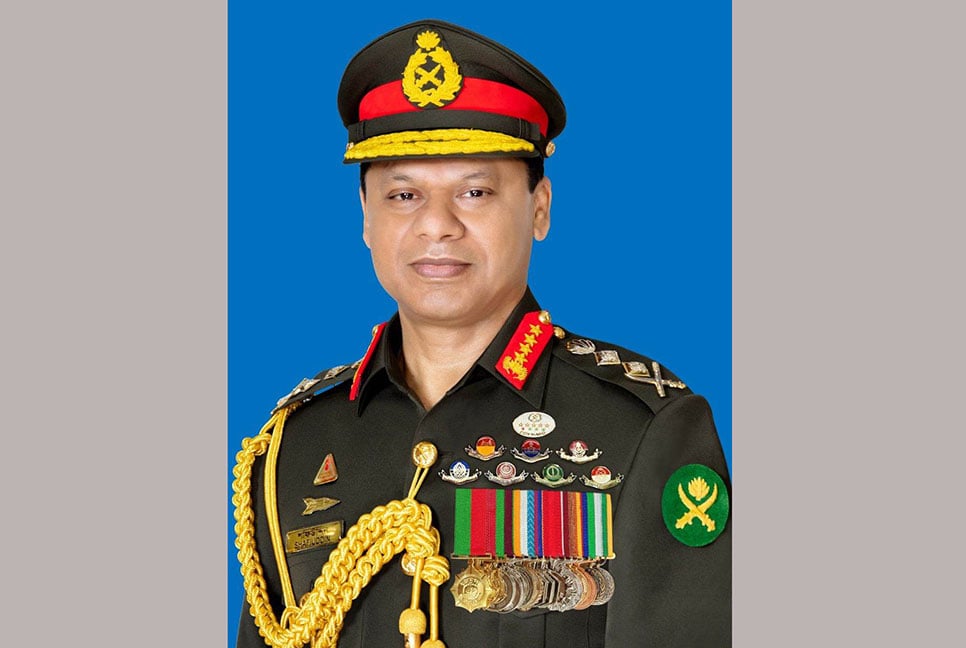 হজ পালন শেষে ফিরেছেন সেনাবাহিনী প্রধান