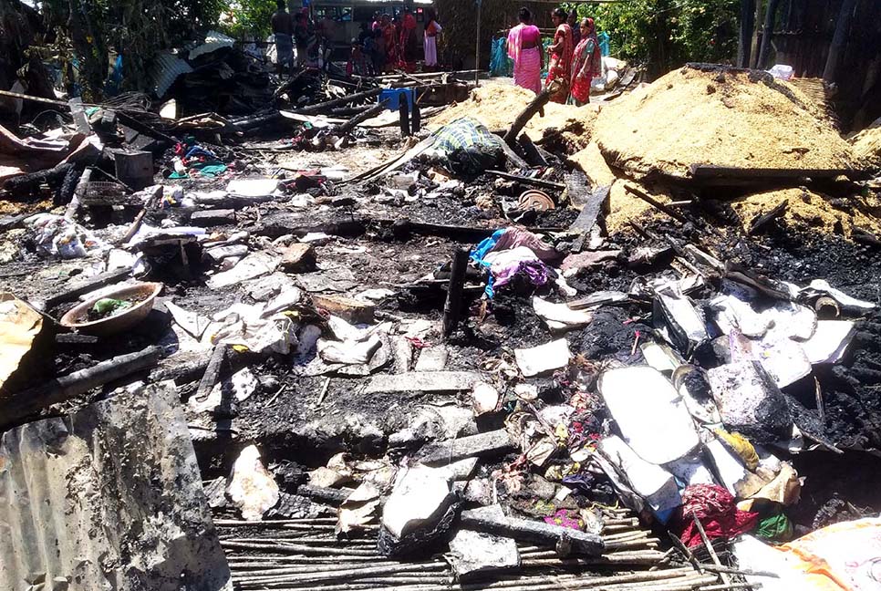 বাগেরহাটে আগুনে পুড়ে ছাই বসতঘর