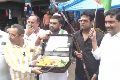 দাম বৃদ্ধির প্রতীকি প্রতিবাদ: ব্রিফকেসে টমেটো রেখে বন্দুক দিয়ে পাহারা
