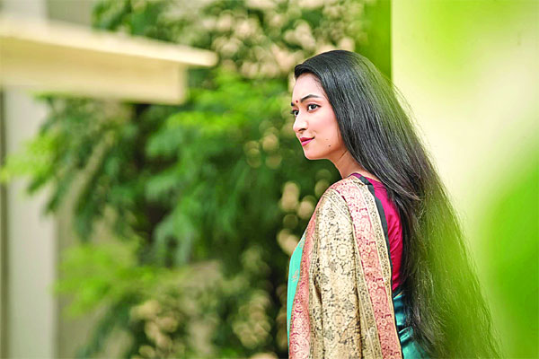 ঘন-কালো চুলের আলোয়