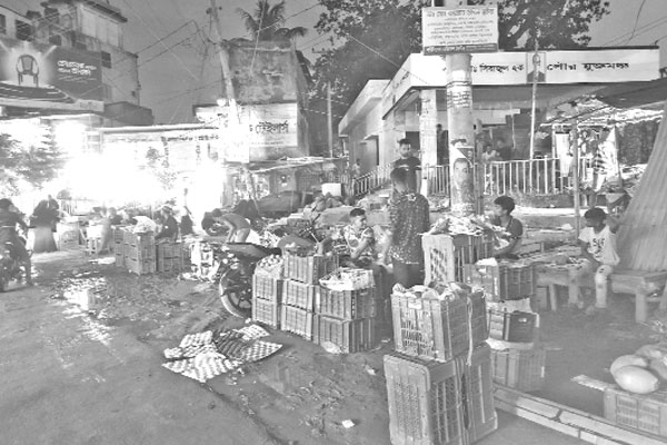 আখাউড়ায় ফুটপাত মুক্তকরণ শুরু