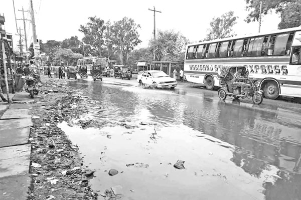 সড়কে জলাবদ্ধতায় জনদুর্ভোগ