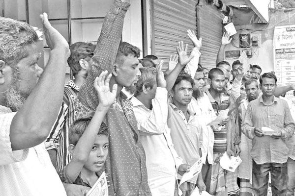 সরকারের উন্নয়ন বর্ণিত লিফলেট বিতরণ