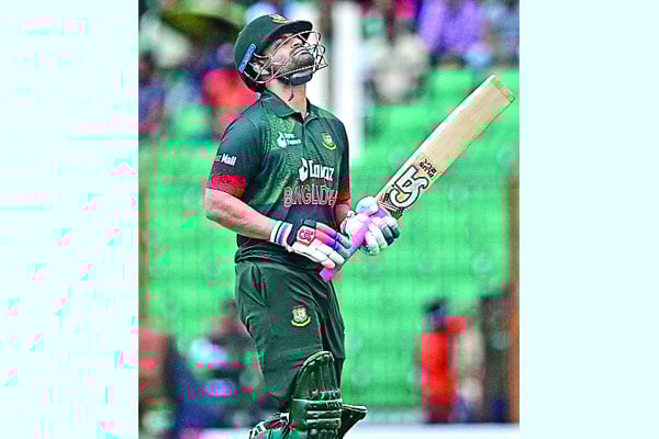ফারুকির বলে টানা চার আউট