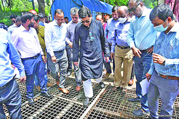 পানি নিষ্কাশন যন্ত্র পরিদর্শন করেন দক্ষিণ সিটি করপোরেশনের মেয়র 