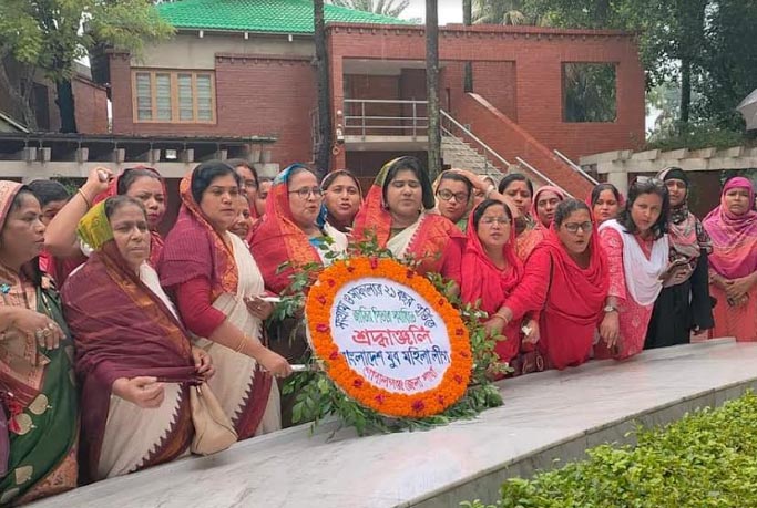 জাতির পিতার সমাধিতে যুব মহিলা লীগের শ্রদ্ধা