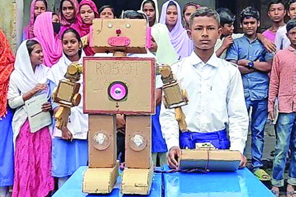 রোবট বানিয়ে চমক দরিদ্র স্কুলছাত্রের
