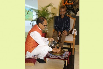 যুবকের গায়ে প্রস্রাব ‘বিজেপি কর্মী’র, পা ধুইয়ে ক্ষমা চাইলেন মুখ্যমন্ত্রী