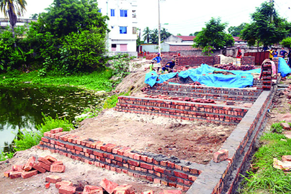 জলাশয় ভরাট করে মার্কেট