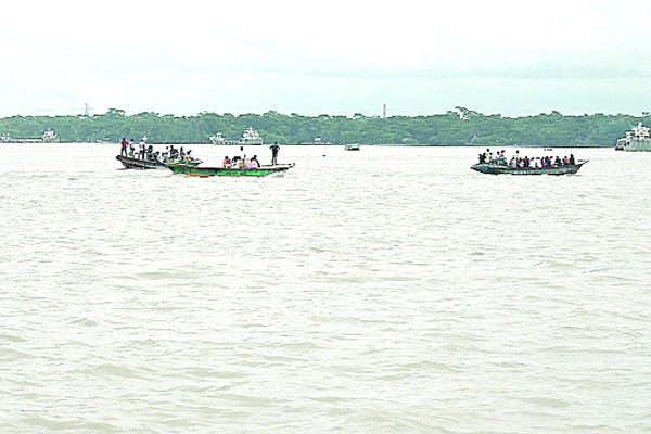 বরিশালে নদনদীর পানি বিপৎসীমা ছুঁইছুঁই