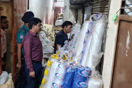 চট্টগ্রামে প্রায় তিন হাজার কেজি নিষিদ্ধ পলিথিন জব্দ