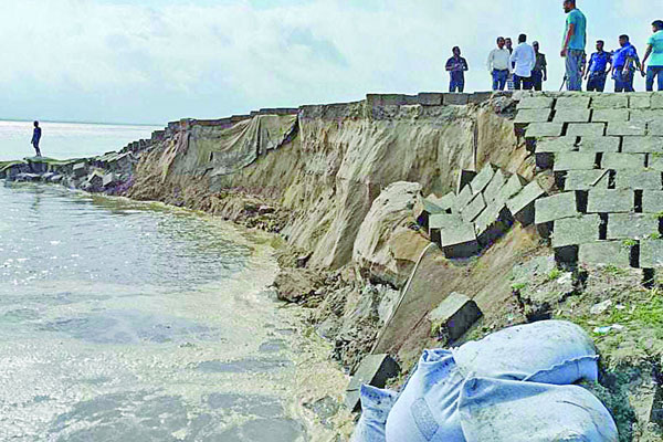 ফের আতঙ্ক ছড়াচ্ছে বন্যা