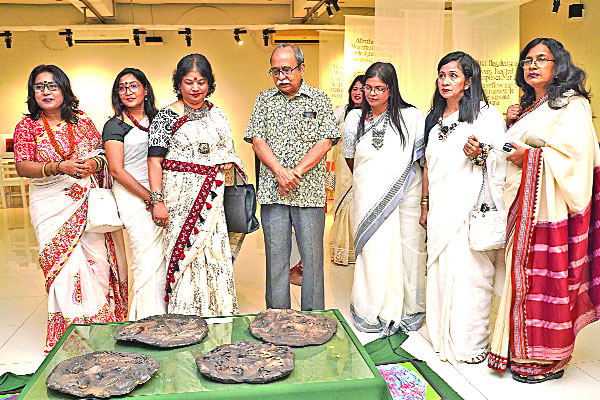 ৯ নারীর শেকড়ের সন্ধানে