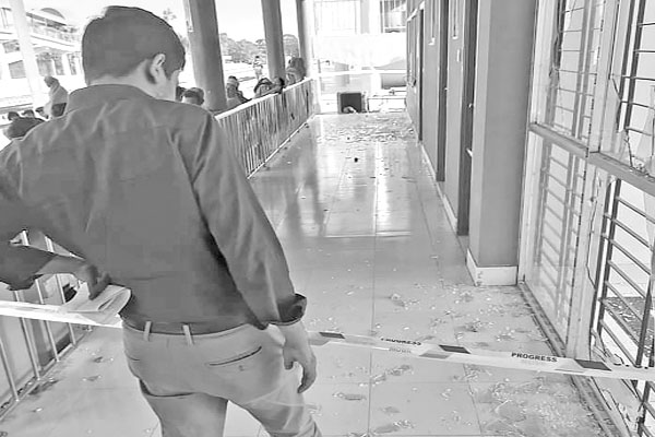 গভীর রাতে স্টেশনে তুলকালাম