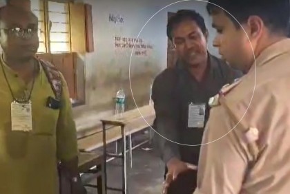 পুলিশের পা ধরে পোলিং অফিসার বললেন তিনি ভোট কেন্দ্রে থাকতে পারবেন না