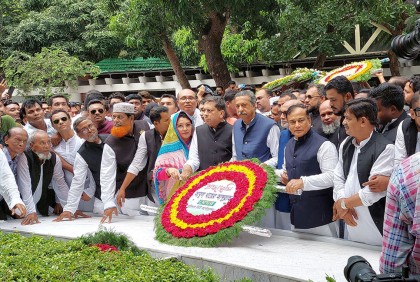 জাতির পিতার সমাধিতে বিসিসি’র নবনির্বাচিত মেয়র-কাউন্সিলরদের শ্রদ্ধা