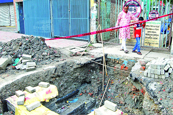 মণিপুরীপাড়া সড়কে ড্রেন নির্মাণ কাজের ধীরগতি