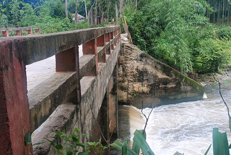 হেলে পড়েছে ব্রিজ, চলাচলে ঝুঁকি 