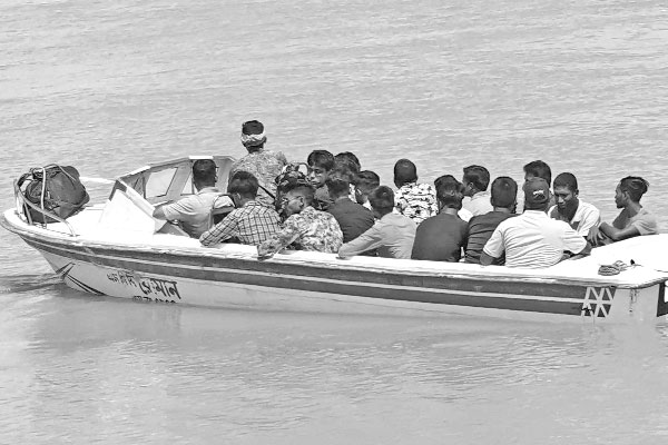 ঝুঁকি নিয়ে উত্তাল পদ্মা পার