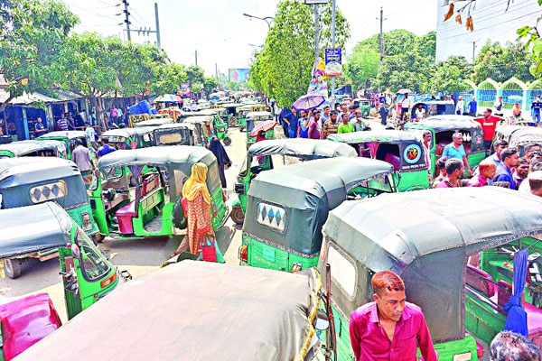 বগুড়ায় অবৈধভাবে সিএনজিচালিত অটোরিকশা ও সড়কে বিশৃঙ্খলা