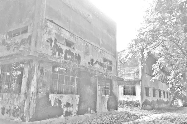 ভেঙে পড়ছে দরজা-জানালা নষ্ট হচ্ছে যন্ত্রপাতি