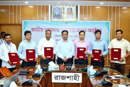 রাজশাহী জেলার ৬ কর্মকর্তা-কর্মচারী পেলেন শুদ্ধাচার পুরস্কার