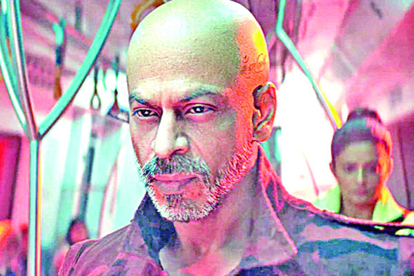 দুর্ধর্ষ লুকে শাহরুখ খান
