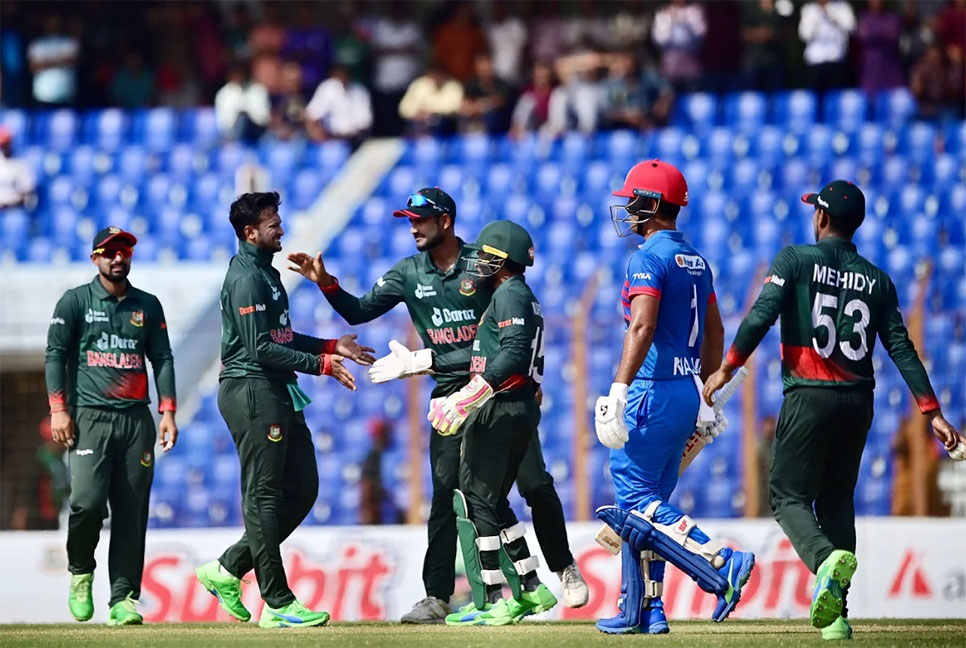 বোলিংয়ে সেরা দশে ফিরলেন সাকিব