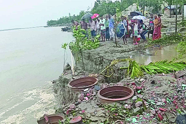 পানি বাড়ছে তিন নদীতে ভাঙন টাঙ্গাইল কুড়িগ্রামে