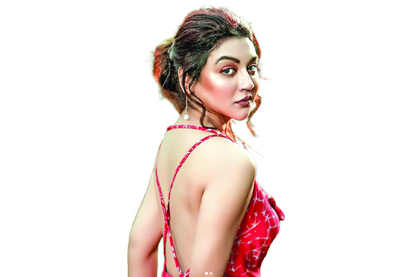 দর্শক সারিতে জয়া