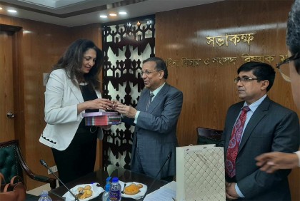 উজরা জেয়াকে ‘বই ও নৌকা’ উপহার দিলেন আইনমন্ত্রী

