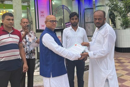 ডেঙ্গু প্রতিরোধে করণীয় বিষয়ক লিফলেট বিতরণ