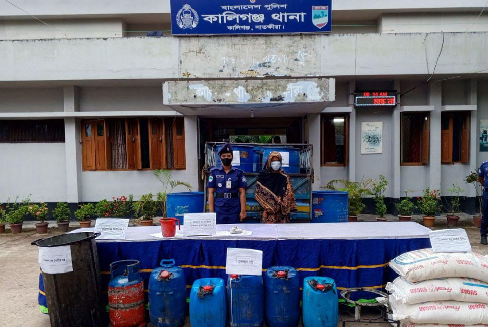 সাতক্ষীরায় ২ হাজার লিটার ভেজাল মধুসহ গৃহবধূ আটক