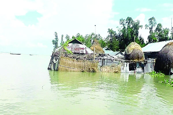 আতঙ্ক বাড়াচ্ছে ভাঙন