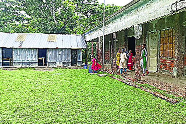 ভূতুড়ে পরিবেশে স্কুল