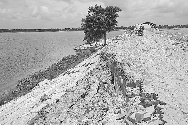 ৩ কোটি টাকার বাঁধ টিকল না এক মাসও