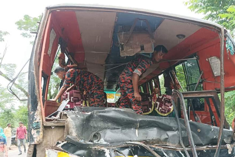পাবনায় বাস-ট্রাকের মুখোমুখি সংঘর্ষে নিহত ১, আহত ১০