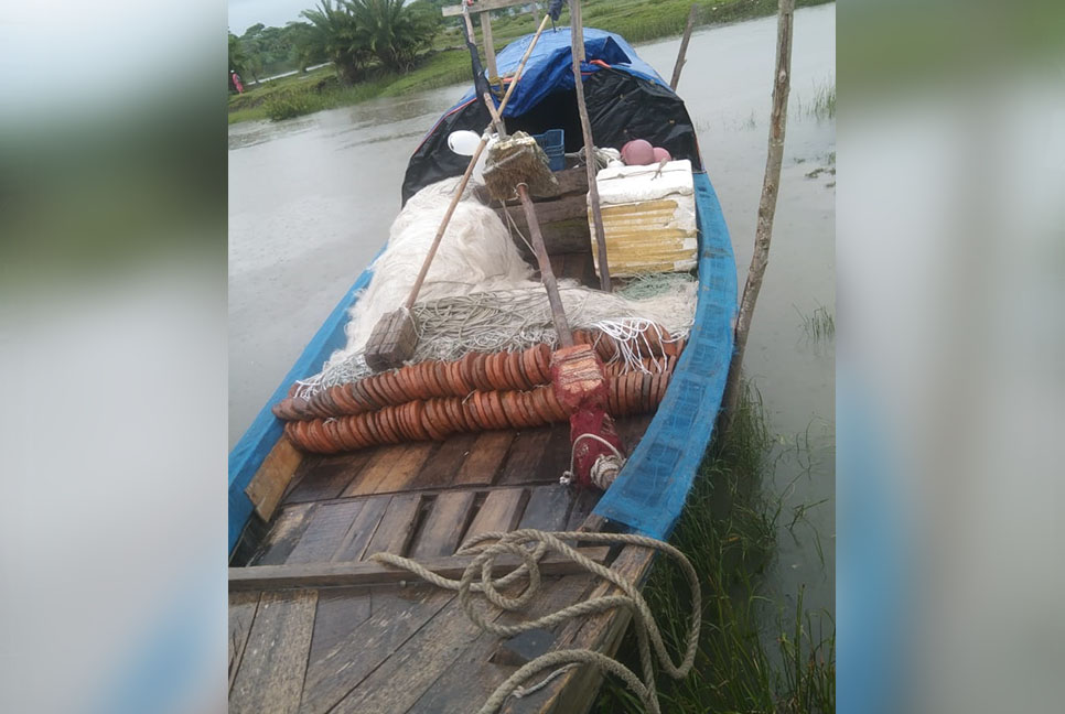 কলাপাড়ায় নৌকা থেকে জেলের লাশ উদ্ধার 