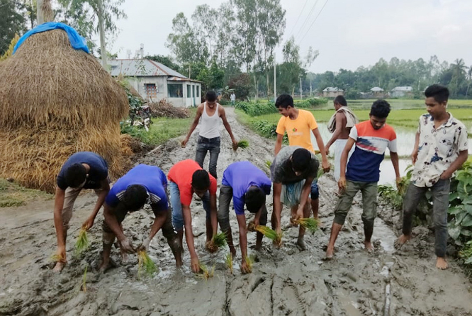 চলাচলে দুর্ভোগ, রাস্তায় ধান চারা রোপণ করে প্রতিবাদ