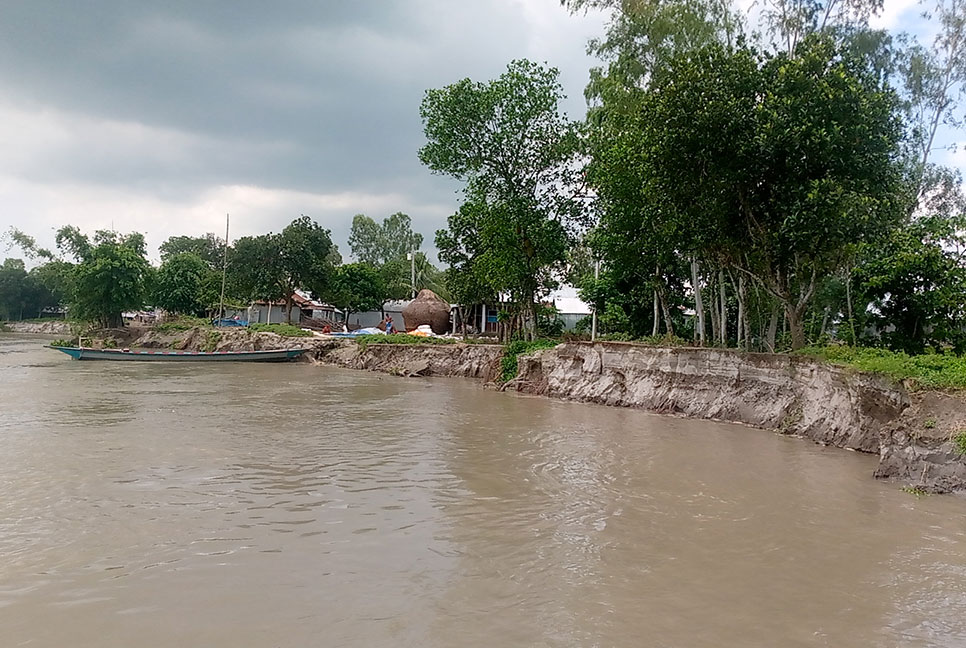 বগুড়ায় যমুনার পানি বিপৎসীমা ছুঁই ছুঁই