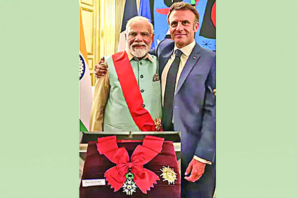 ফ্রান্সের সর্বোচ্চ সম্মাননা পেলেন নরেন্দ্র মোদি
