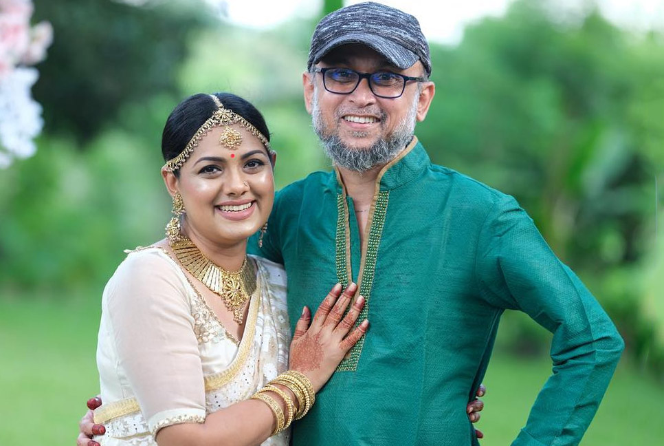 বিয়ের ১৩ বছর পর একই পোশাকে ফারুকী-তিশা!