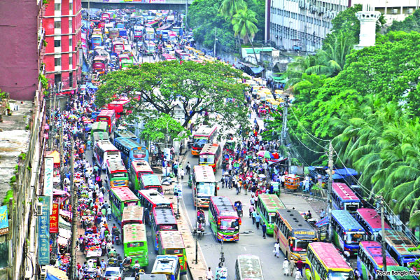 সড়কের পাশে অবৈধ দোকানপাট ও যত্রতত্র গাড়ি পার্ক